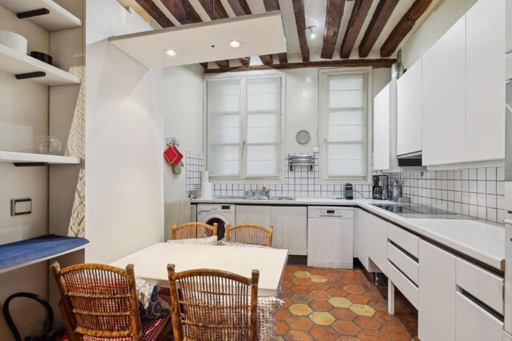 Marais Historical Center Parisian 3br Apartment *
